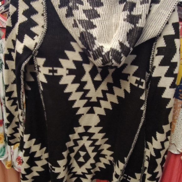 Elon Aztec Pattern Size M - Picture 4 of 4